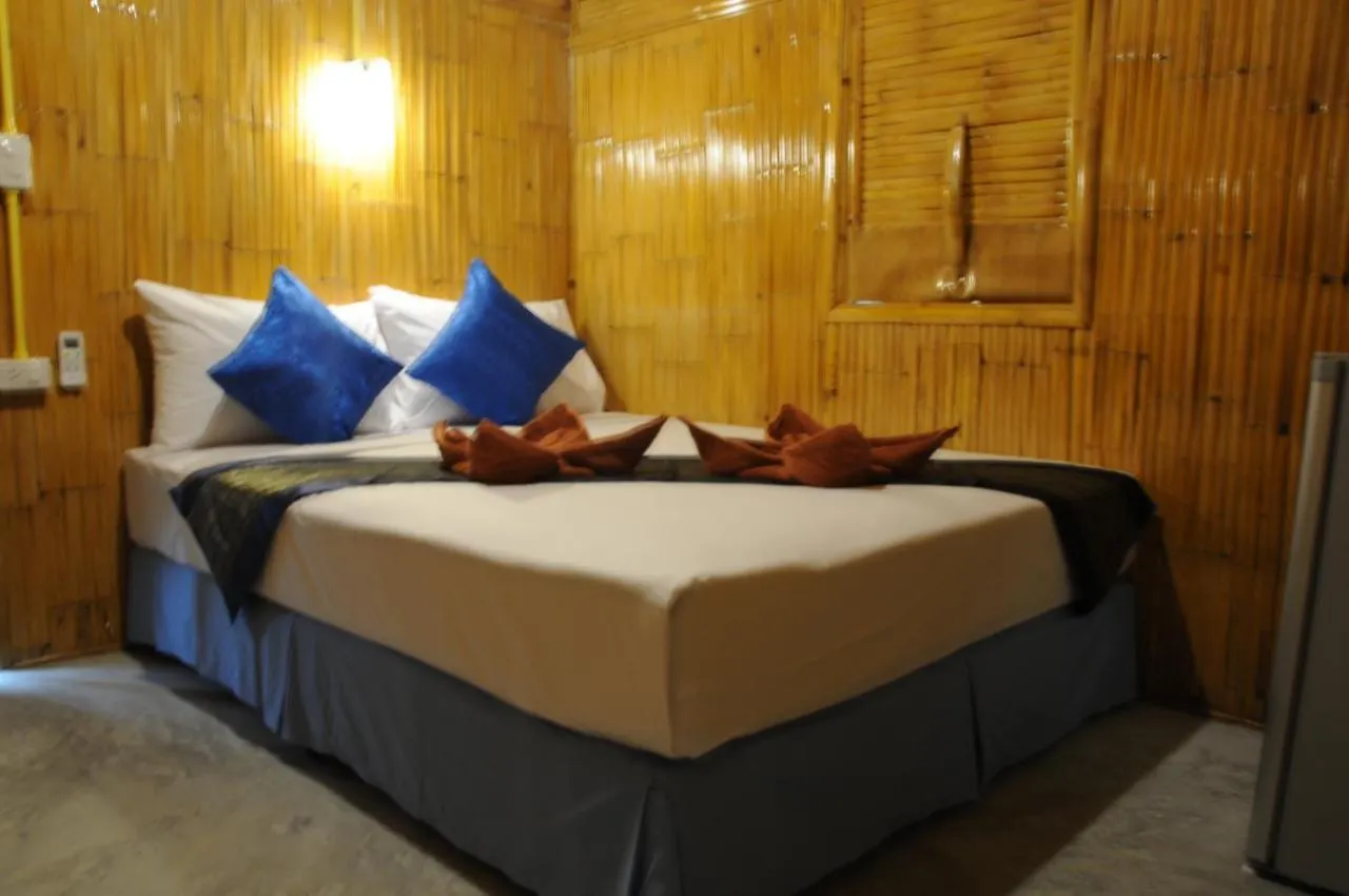 Chom Dao Resort Ko Lanta 2*,